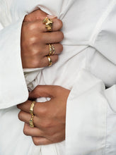 Load image into Gallery viewer, String Rock - Solid Gold