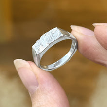 Load image into Gallery viewer, Structured Signet Ring - Silver