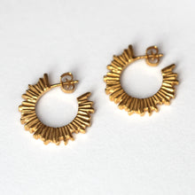Load image into Gallery viewer, Sarah_Winther_Queen_Hoops_Gold_forgyldt_on_model_handcrafted_jewellery_håndlavet_smykker_øreringe