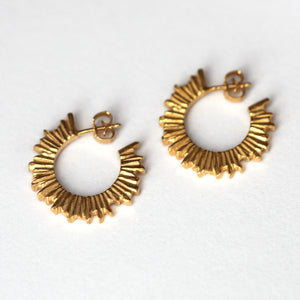Sarah_Winther_Queen_Hoops_Gold_forgyldt_on_model_handcrafted_jewellery_håndlavet_smykker_øreringe
