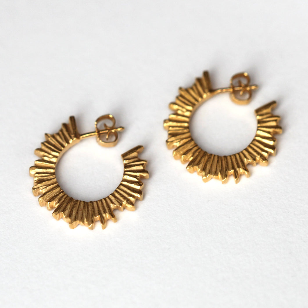 Sarah_Winther_Queen_Hoops_Gold_forgyldt_on_model_handcrafted_jewellery_håndlavet_smykker_øreringe