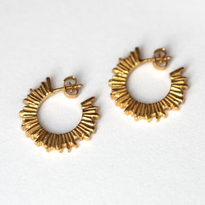 Sarah_Winther_Queen_Hoops_Gold_forgyldt_on_model_handcrafted_jewellery_håndlavet_smykker_øreringe