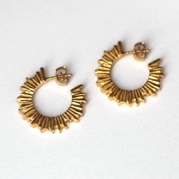 Sarah_Winther_Queen_Hoops_Gold_forgyldt_on_model_handcrafted_jewellery_håndlavet_smykker_øreringe
